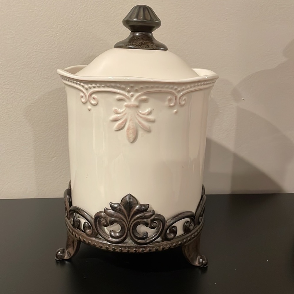 11 inch canister with removable base